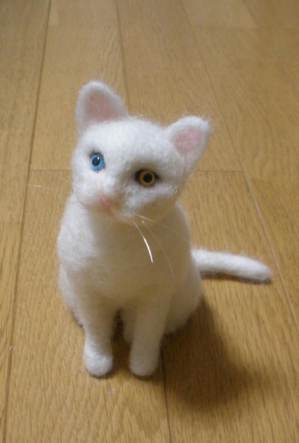 羊毛フェルト 猫 ハンドメイド オッドアイ白猫 置物 - おもちゃ/人形