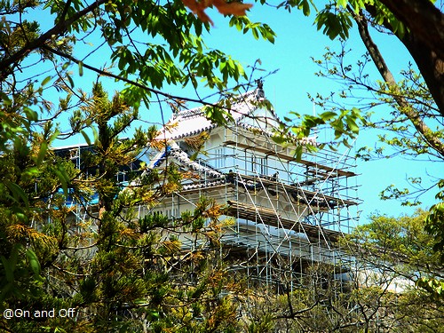 足場の組まれた修復中の姫路城