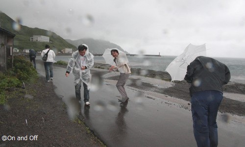 北海道礼文島地蔵岩にて強風