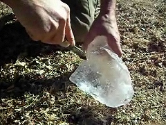 氷を使って火をおこす方法