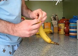 おサルさんのような（？）バナナのむき方