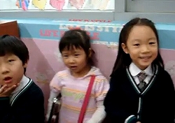 韓国の子供たちの奇妙な英語学習風景