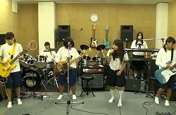 中学生バンド『たんこぶちん』が演奏する『Don’t say “lazy”』