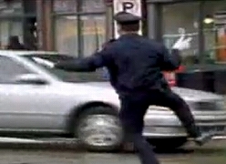 踊りながら交通整理をする警察官　Tony Lepore