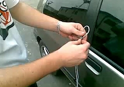 「靴ひも」で自動車のロックを解除する方法