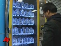 中国発「生きた蟹（かに）」を買える自動販売機