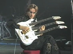 変態ギタリスト　Steve Vai（スティーブヴァイ）の３ネックギター