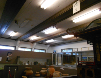 中津市歴史民俗資料館（１階展示室）発掘調査で出土した考古資料・仏像・仏具・神輿などを展示