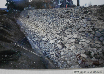 中津市歴史民俗資料館（１階展示室）本丸南の天正期の石垣