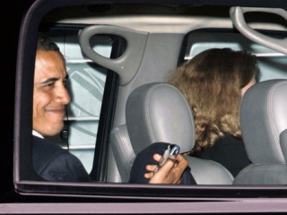 多機能携帯電話を手にする米大統領