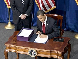 バイ･アメリカン条項が盛り込まれた法案に署名するオバマ