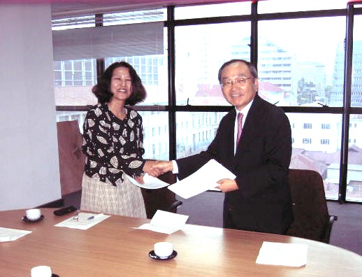 　日本大使館で森田幸一大使と契約書の交換