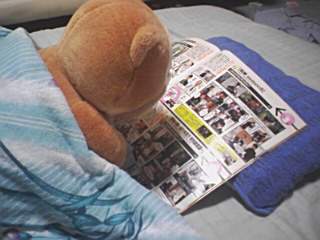 雑誌を読んでいるラスカルさん。