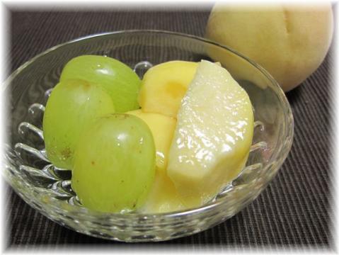 白桃じゃないけど岡山の美味しい桃と天山という新品種の葡萄