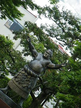 琴桜の銅像