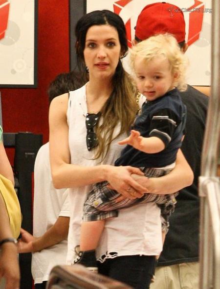 gallery_main-ashlee-simpson-and-wentz-and-son-in-target15.jpg