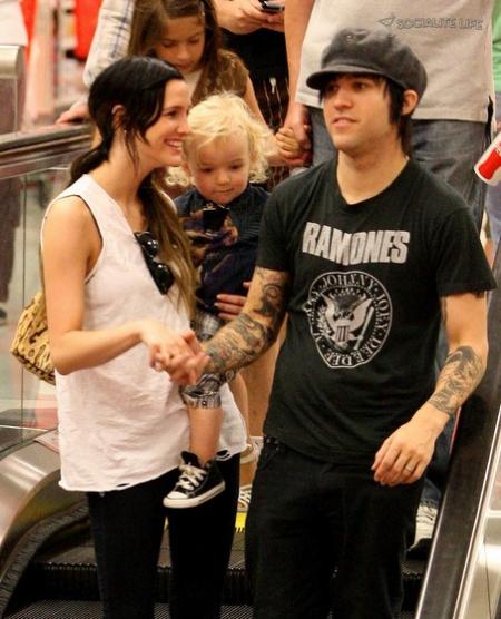 gallery_main-ashlee-simpson-and-wentz-and-son-in-target19.jpg