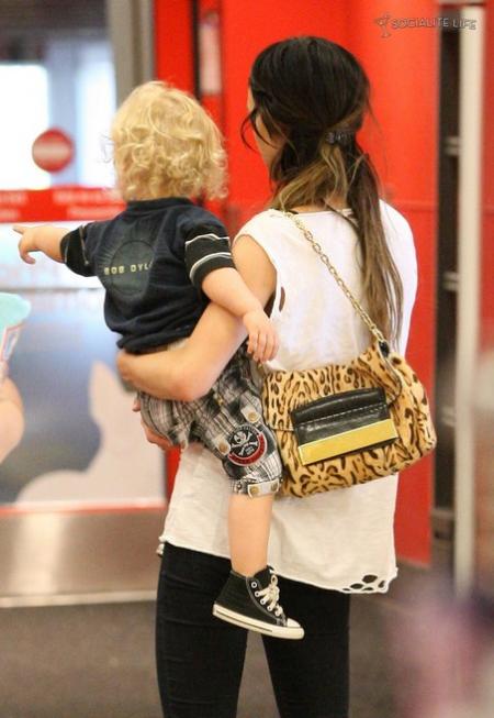 gallery_main-ashlee-simpson-and-wentz-and-son-in-target1.jpg