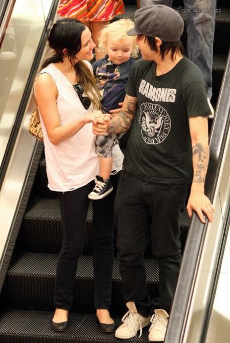 gallery_main-ashlee-simpson-and-wentz-and-son-in-target21.jpg