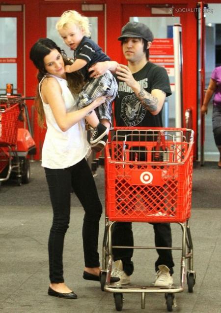 gallery_main-ashlee-simpson-and-wentz-and-son-in-target6.jpg