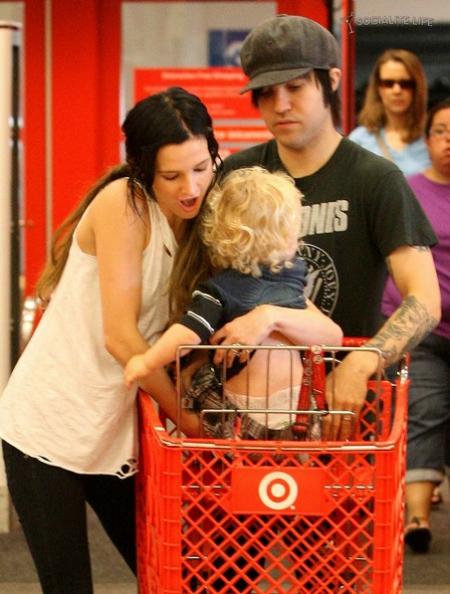 gallery_main-ashlee-simpson-and-wentz-and-son-in-target9.jpg