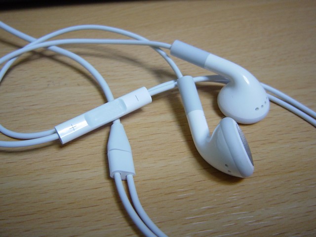 iPod_touch-Earphones01.jpg