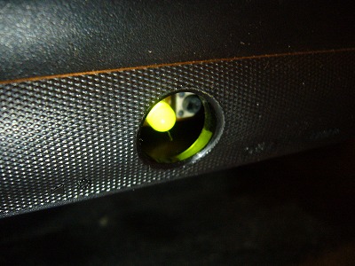「BenQ G2400WD」ボタンを外した状態。一応、ちょっと指を入れると押せる位置にスイッチがあるので、この状態でしばらく使います。