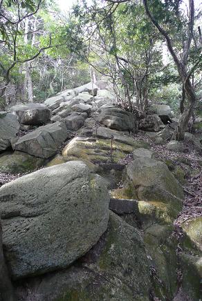 佐志能神社裏側の岩肌