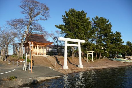 公園入口の神社