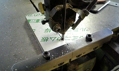 バンドソー（コンターマシン）にてアルミ材料の切断