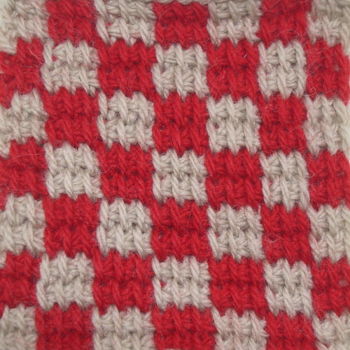 「フェリシモ」　クチュリエ　”ぽってり編み地がなつかしい　アフガン編みのサンプラーの会”　２．赤とベージュのチェッカー　～プレーン編み(赤＆ベージュ)～
