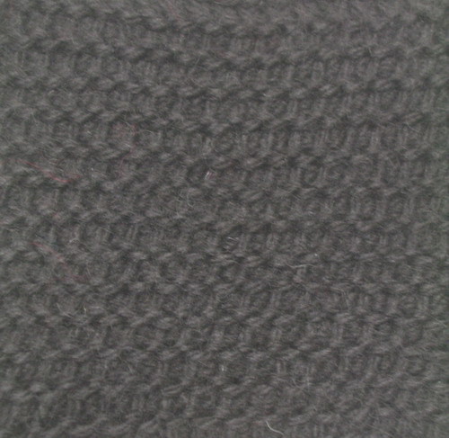 「フェリシモ」　クチュリエ　”ぽってり編み地がなつかしい　アフガン編みのサンプラーの会”　２．赤とベージュのチェッカー　～模様編み(こげ茶)～