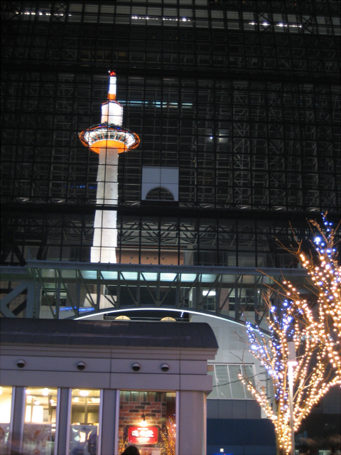 駅ビルに映る京都タワー